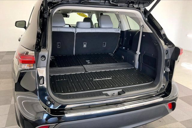 Used 2024 Toyota Highlander XLE FWD image 28