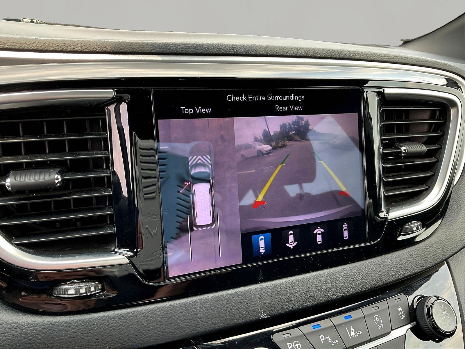 Used 2019 Chrysler Pacifica Touring Plus w/ Advanced Safetytec Group FWD image 14