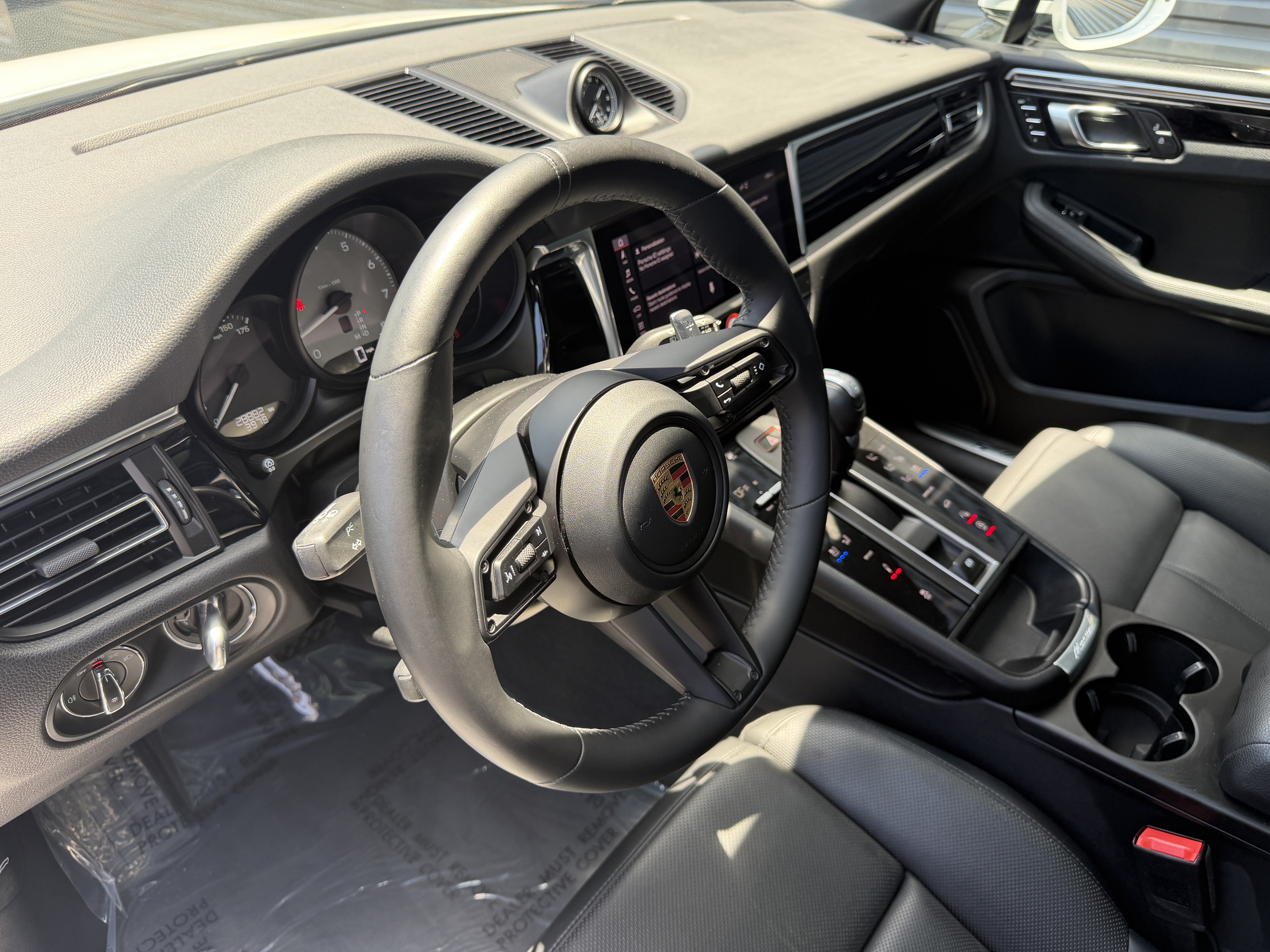 Certified 2023 Porsche Macan S AWD/4WD image 4