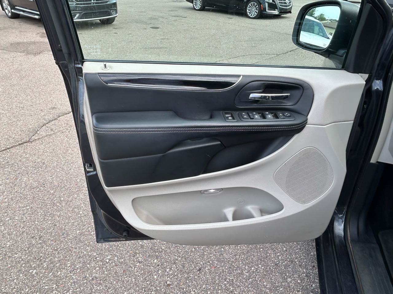 Used 2014 Chrysler Town & Country Touring-L FWD image 11