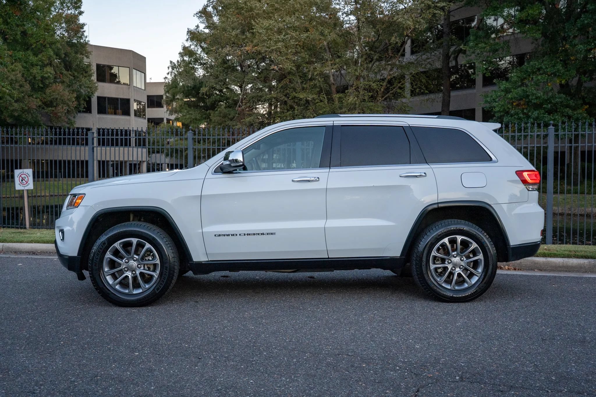 Used 2015 Jeep Grand Cherokee Limited AWD/4WD image 9
