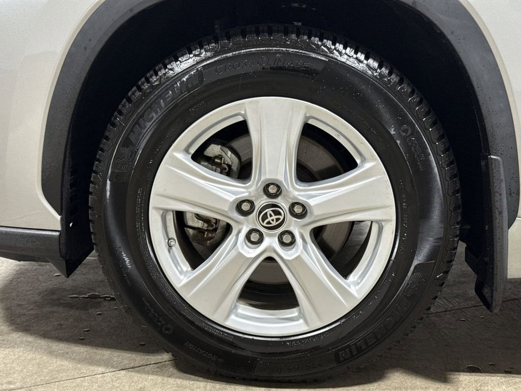 Used 2023 Toyota Highlander LE image 27