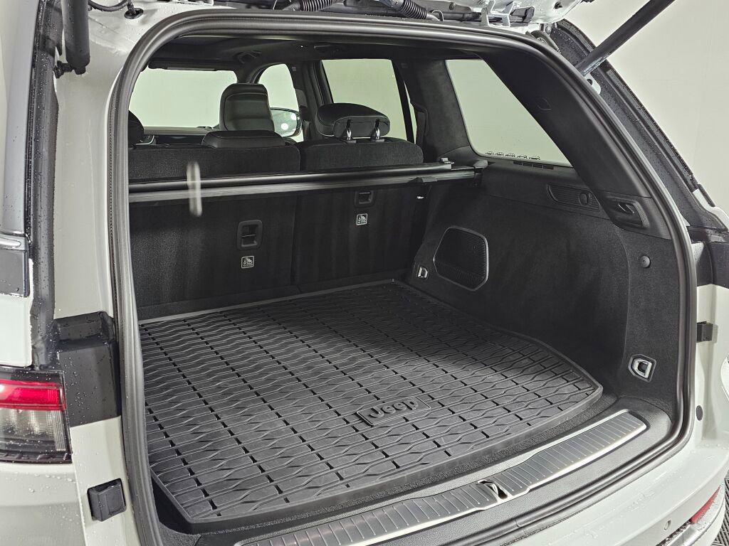 Used 2023 Jeep Grand Cherokee Summit image 12