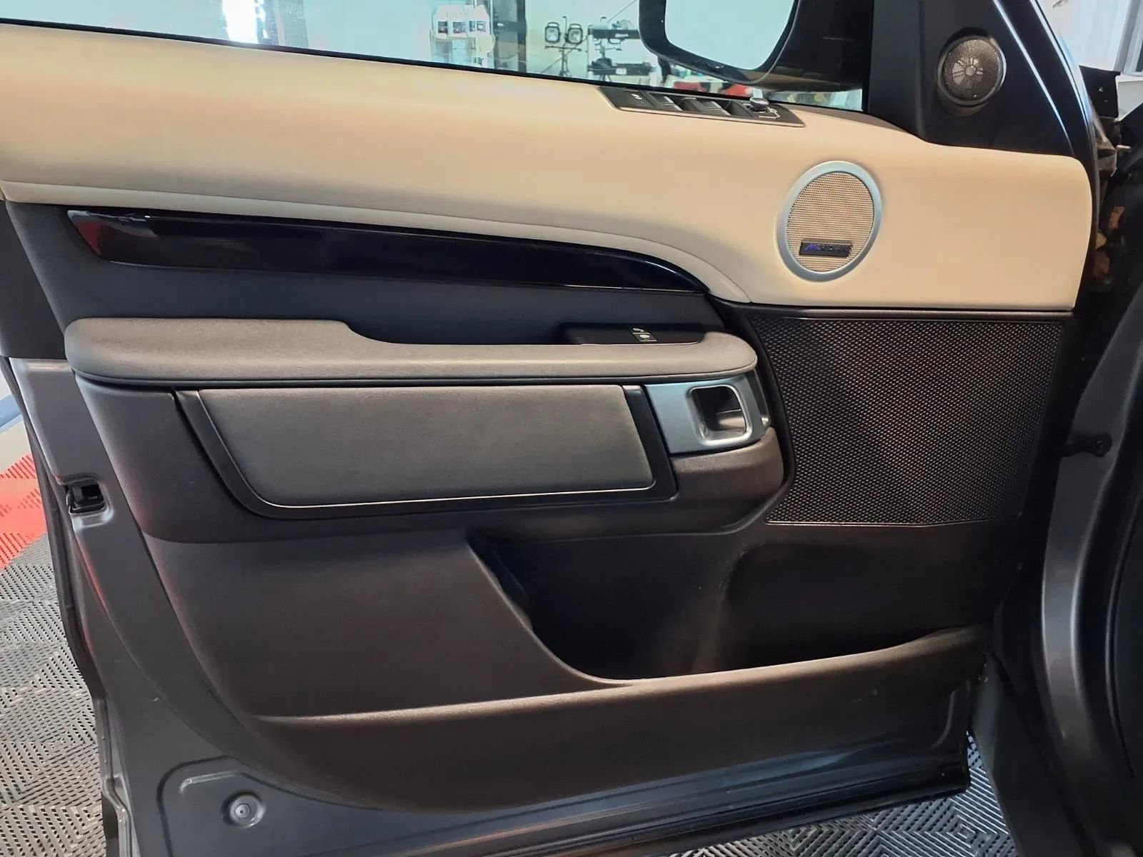 Used 2018 Land Rover Discovery SE image 19