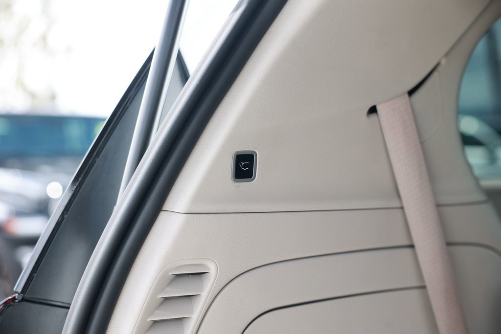 Used 2023 Chrysler Pacifica Touring-L w/ Uconnect Theater Family Group FWD image 40