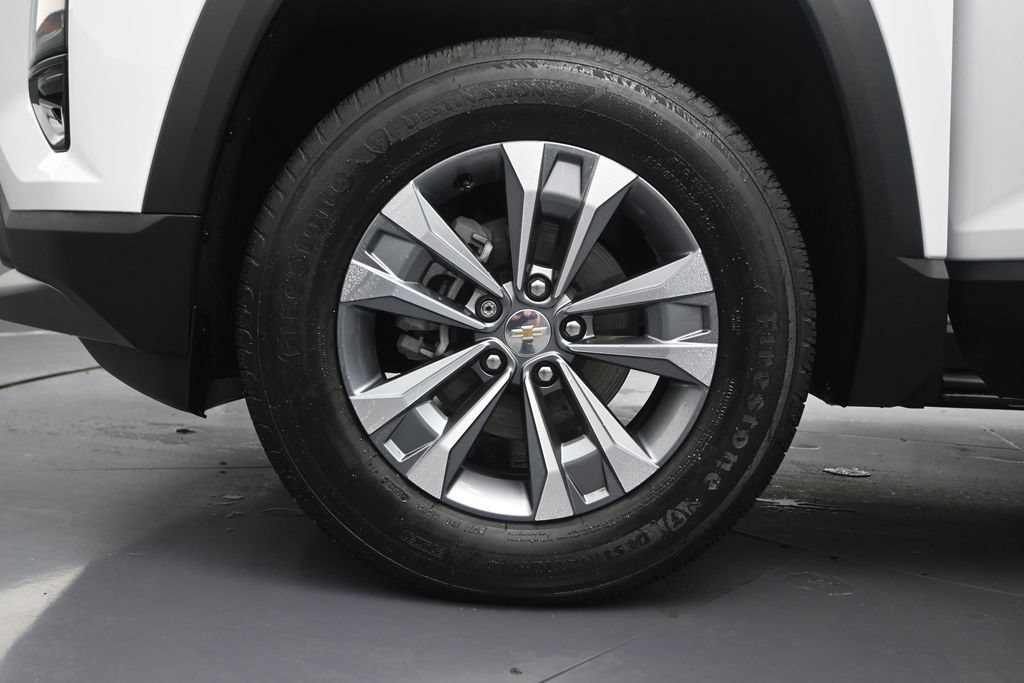 Used 2026 Chevrolet Equinox LT w/ Safety and Technology Package FWD image 9