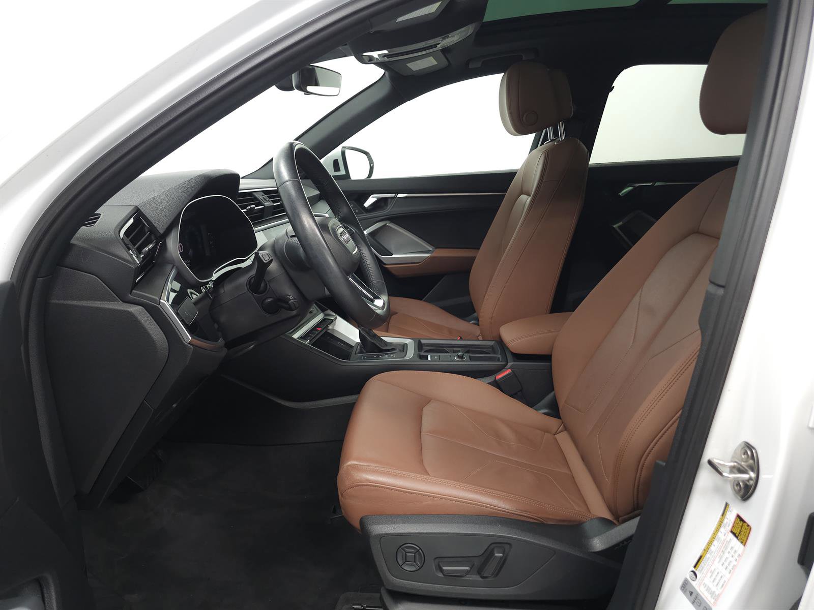 Used 2020 Audi Q3 2.0T Premium w/ Convenience Package AWD/4WD image 4