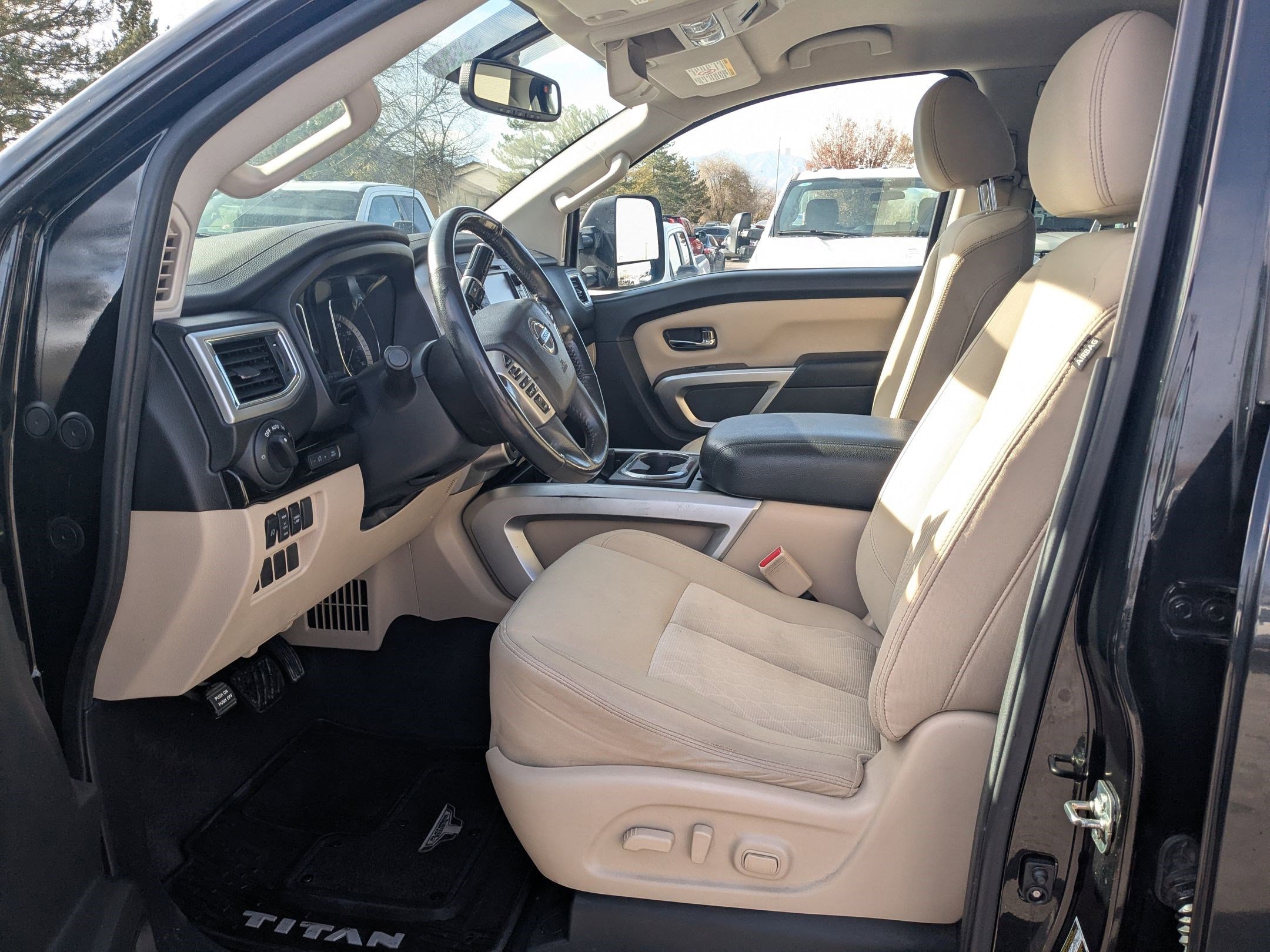 Used 2016 Nissan Titan SV image 17