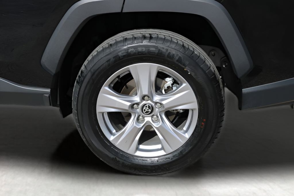 Used 2025 Toyota RAV4 XLE FWD image 9