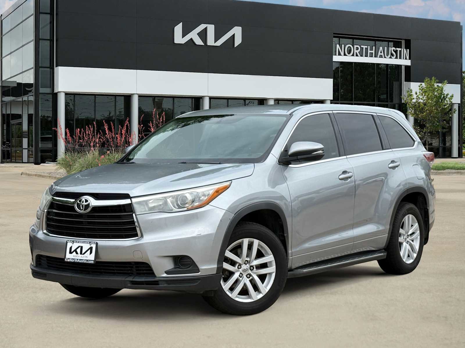 Used 2015 Toyota Highlander LE FWD image 1