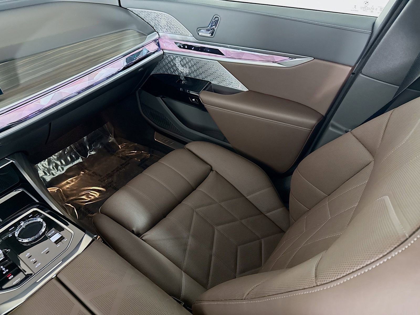 Used 2025 BMW 750e xDrive w/ Executive Package image 25