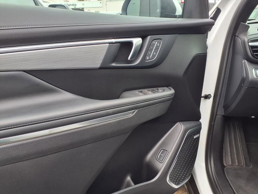 Used 2025 Buick Enclave Preferred w/ Power Package image 9