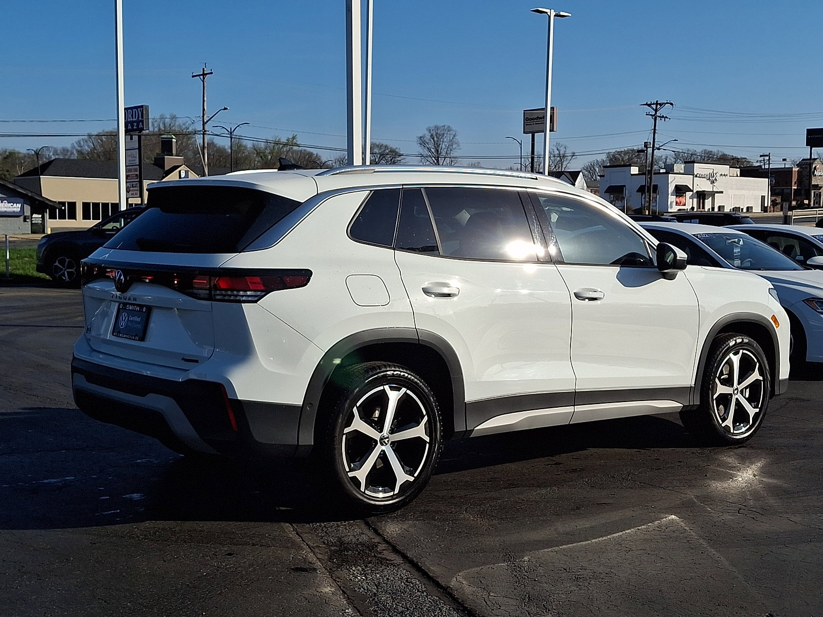 Certified 2025 Volkswagen Tiguan SE image 6