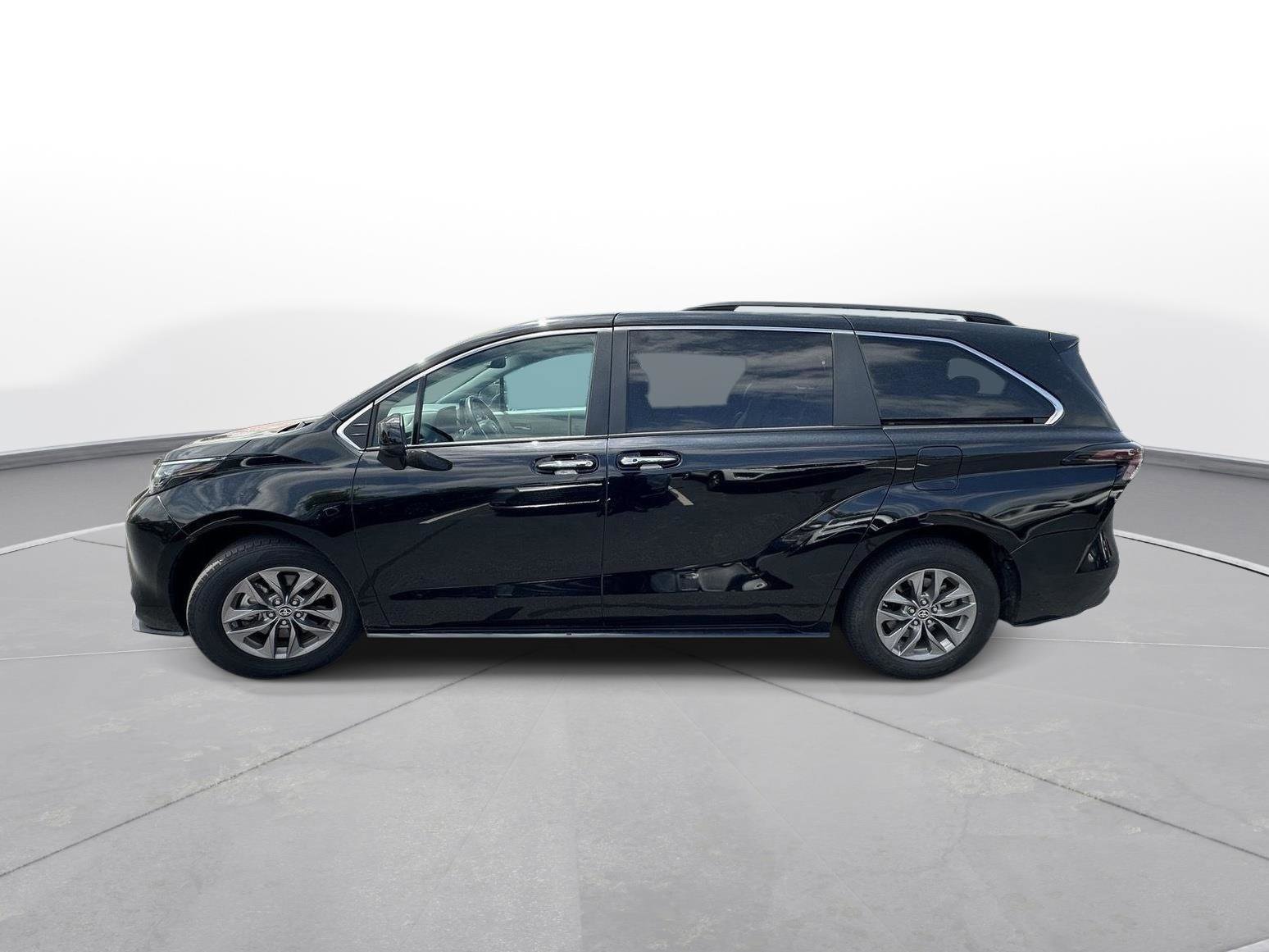 Certified 2024 Toyota Sienna XLE FWD image 9