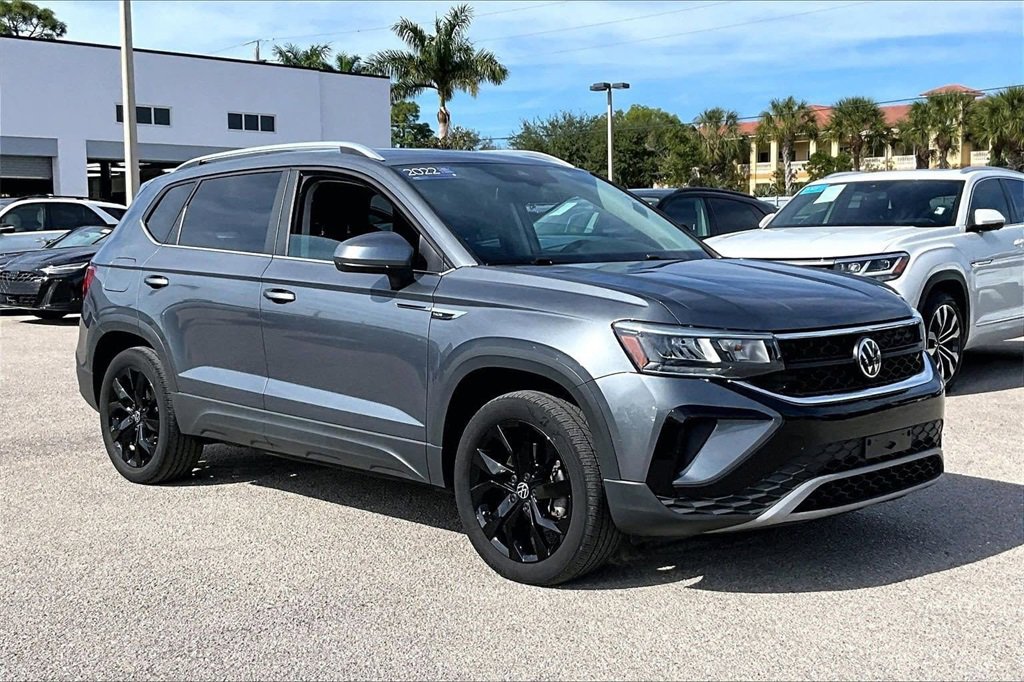 Certified 2022 Volkswagen Taos SE w/ Panoramic Sunroof Package image 2