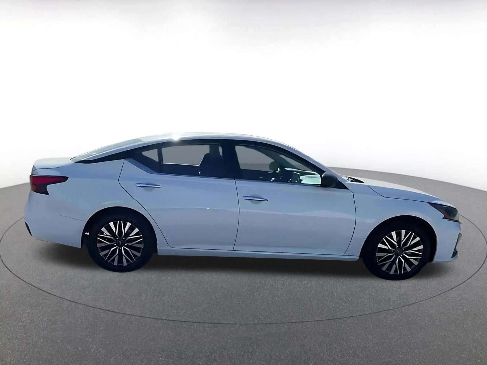 Used 2025 Nissan Altima 2.5 SV image 16