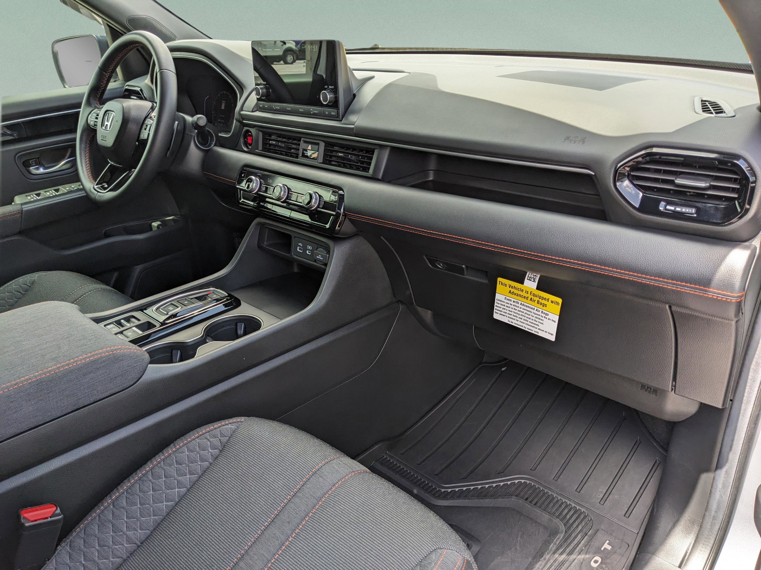 Used 2025 Honda Pilot Sport image 12