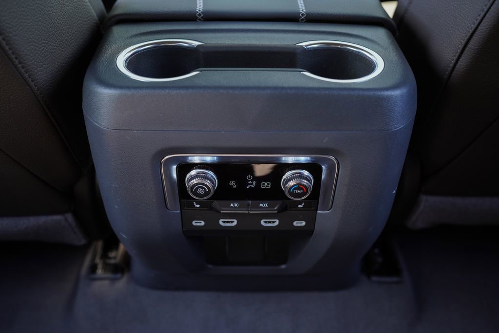 Used 2024 GMC Yukon Denali w/ Advanced Technology Package AWD/4WD image 40