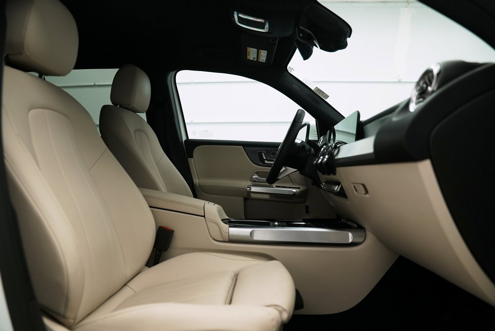 Used 2025 Mercedes-Benz GLB 250 4MATIC image 25