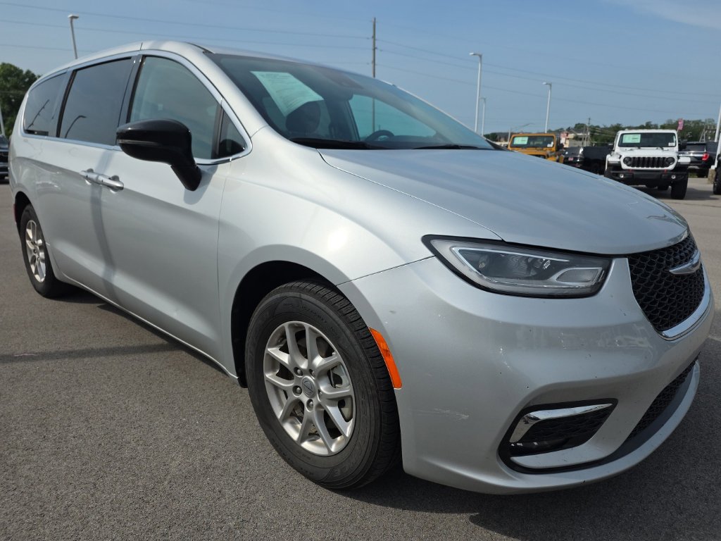 Used 2024 Chrysler Pacifica Touring-L FWD image 3