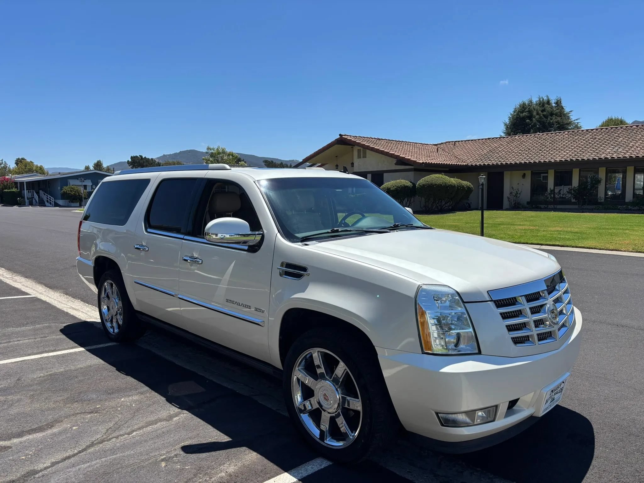 Used 2012 Cadillac Escalade ESV Luxury AWD/4WD image 7