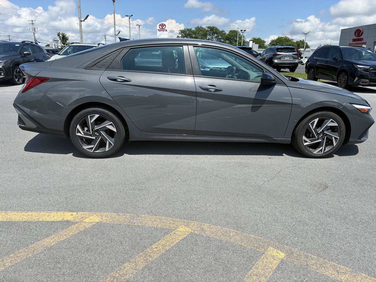 Used 2025 Hyundai Elantra SEL FWD image 8