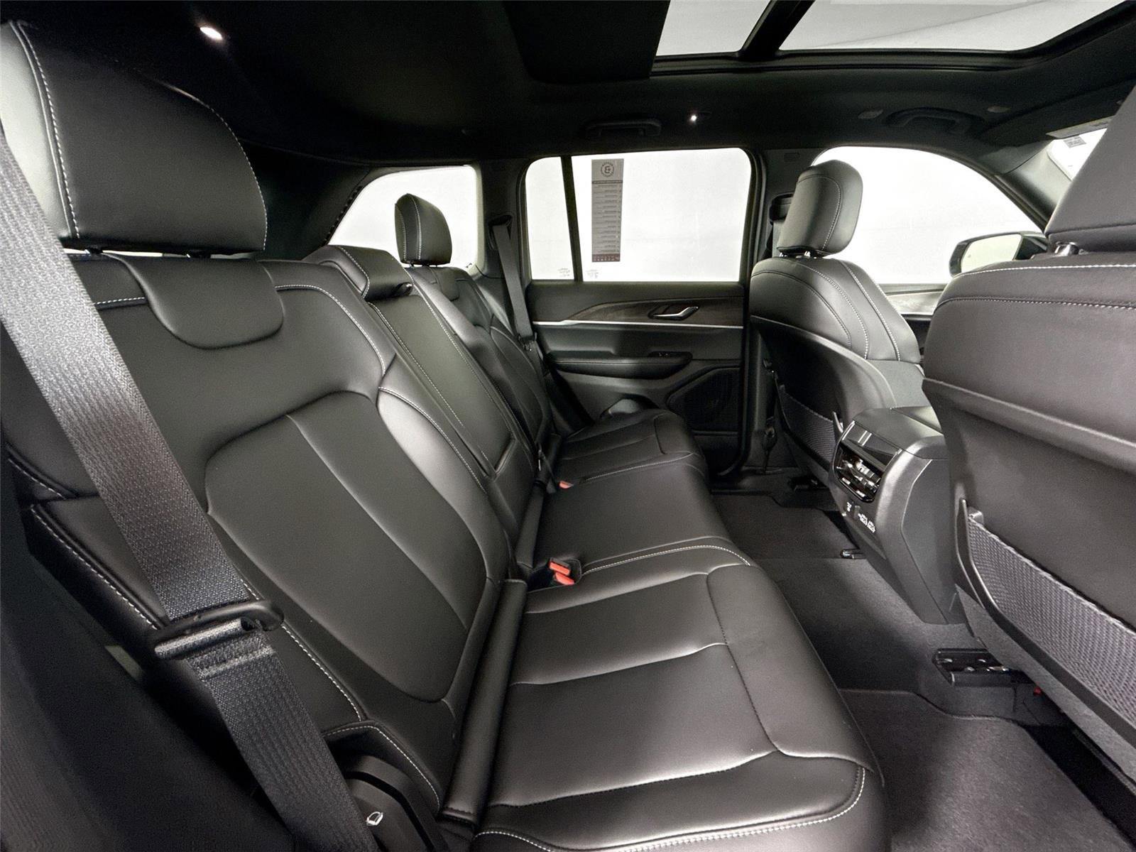 Used 2025 Jeep Grand Cherokee Limited image 43