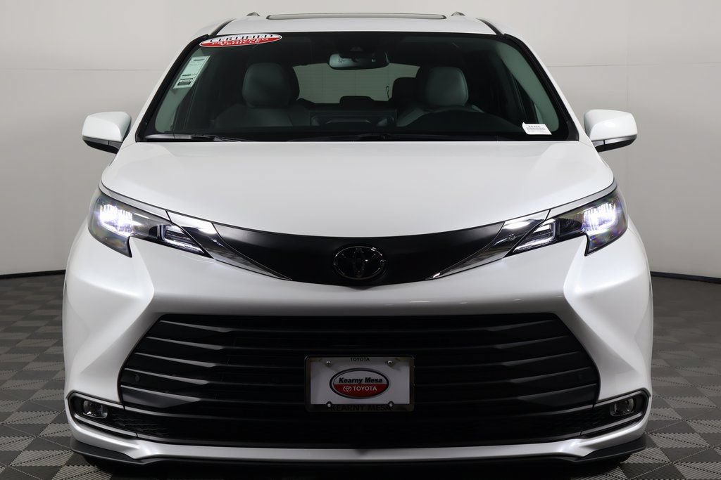 Used 2026 Toyota Sienna XLE FWD image 2