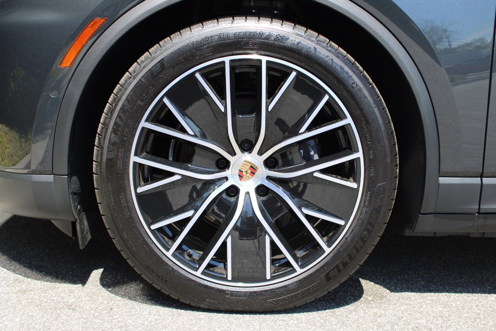 New 2024 Porsche Macan 4 Electric image 12