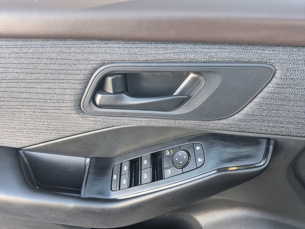 Used 2023 Nissan Rogue S image 8