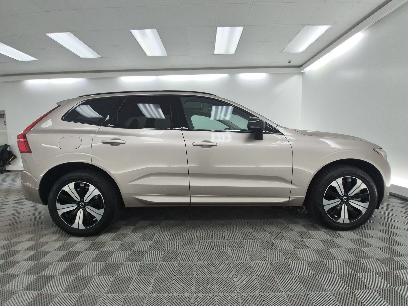 Used 2025 Volvo XC60 T8 Core w/ Protection Package Premier AWD/4WD image 8