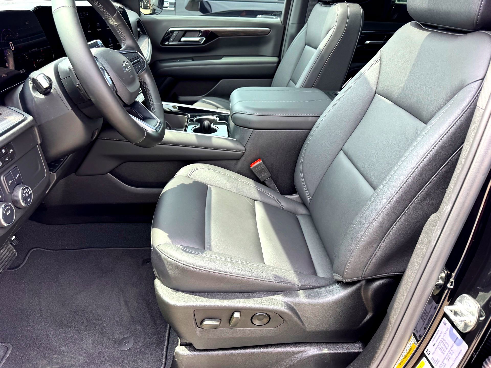 Used 2025 Chevrolet Tahoe Z71 w/ Comfort Package image 13