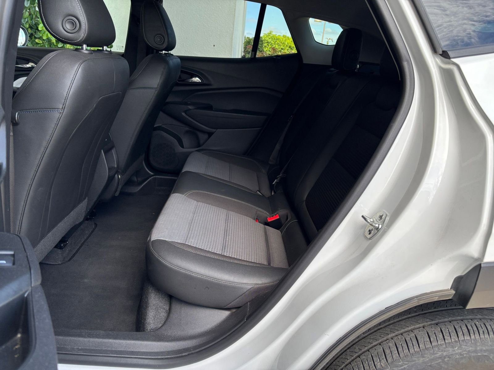 Used 2025 Chevrolet Trax LT FWD image 38