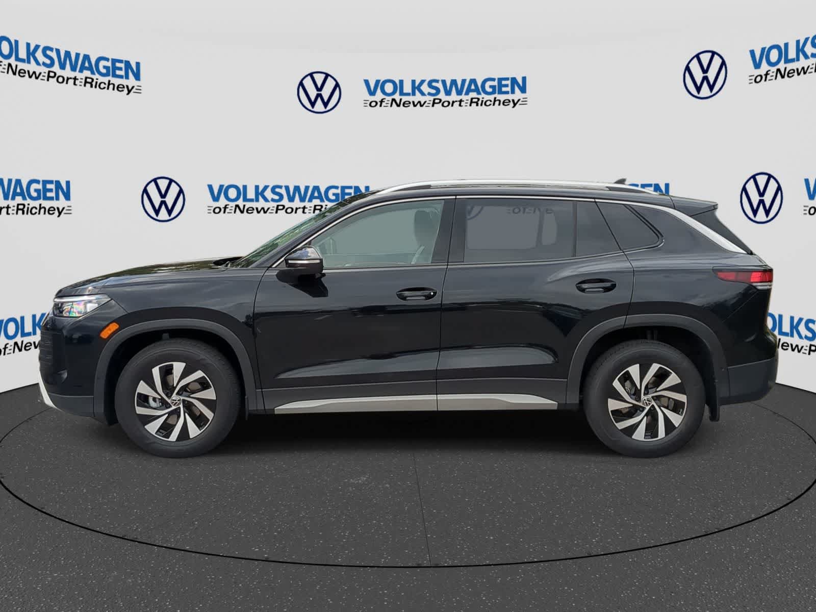 New 2025 Volkswagen Tiguan S FWD image 5