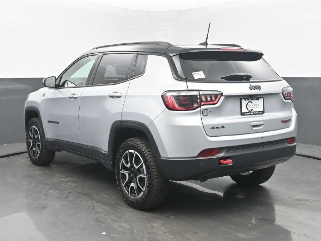 Used 2024 Jeep Compass Trailhawk w/ Sun and Sound Group AWD/4WD image 4