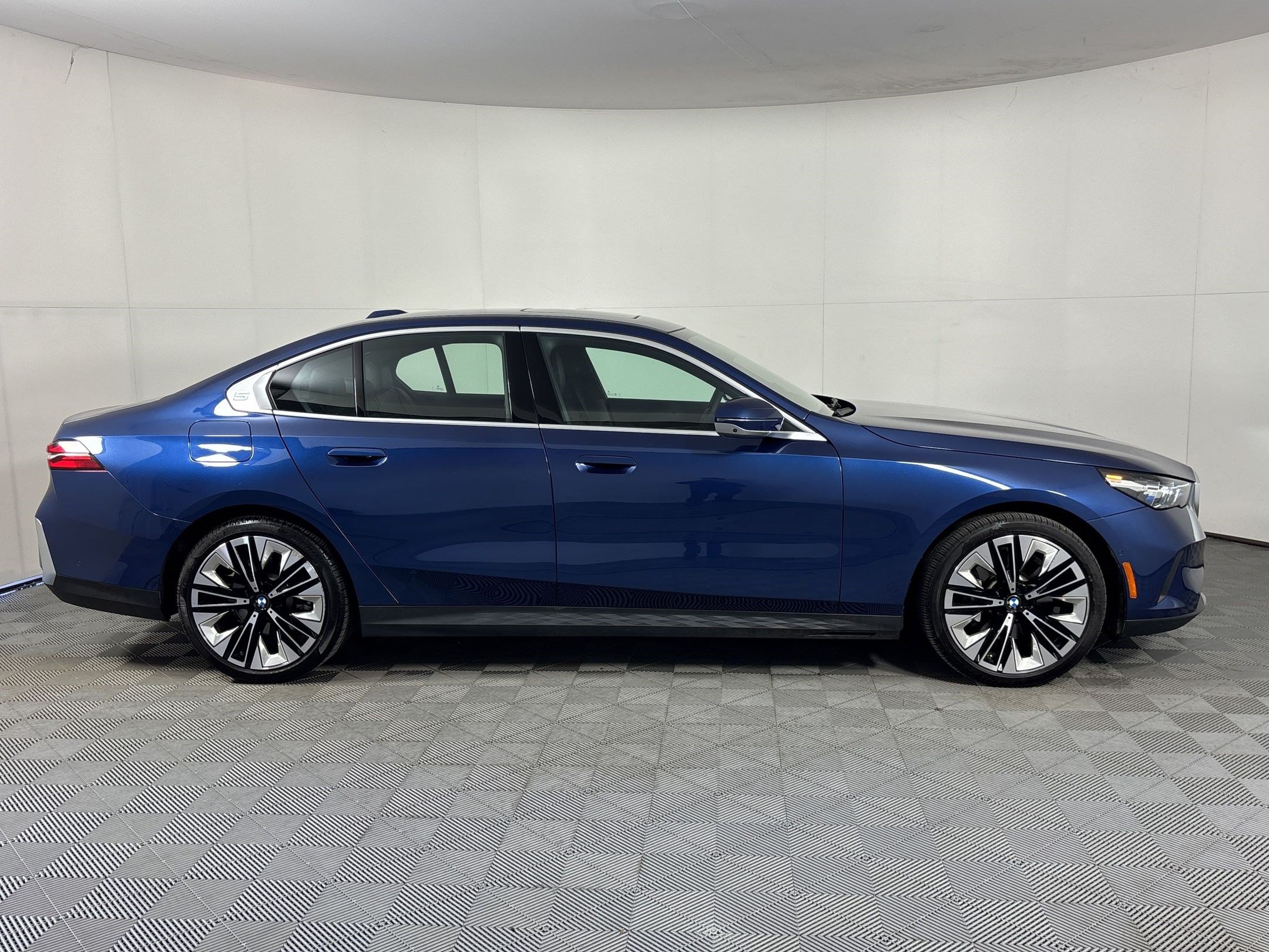 Used 2026 BMW 530i RWD image 8