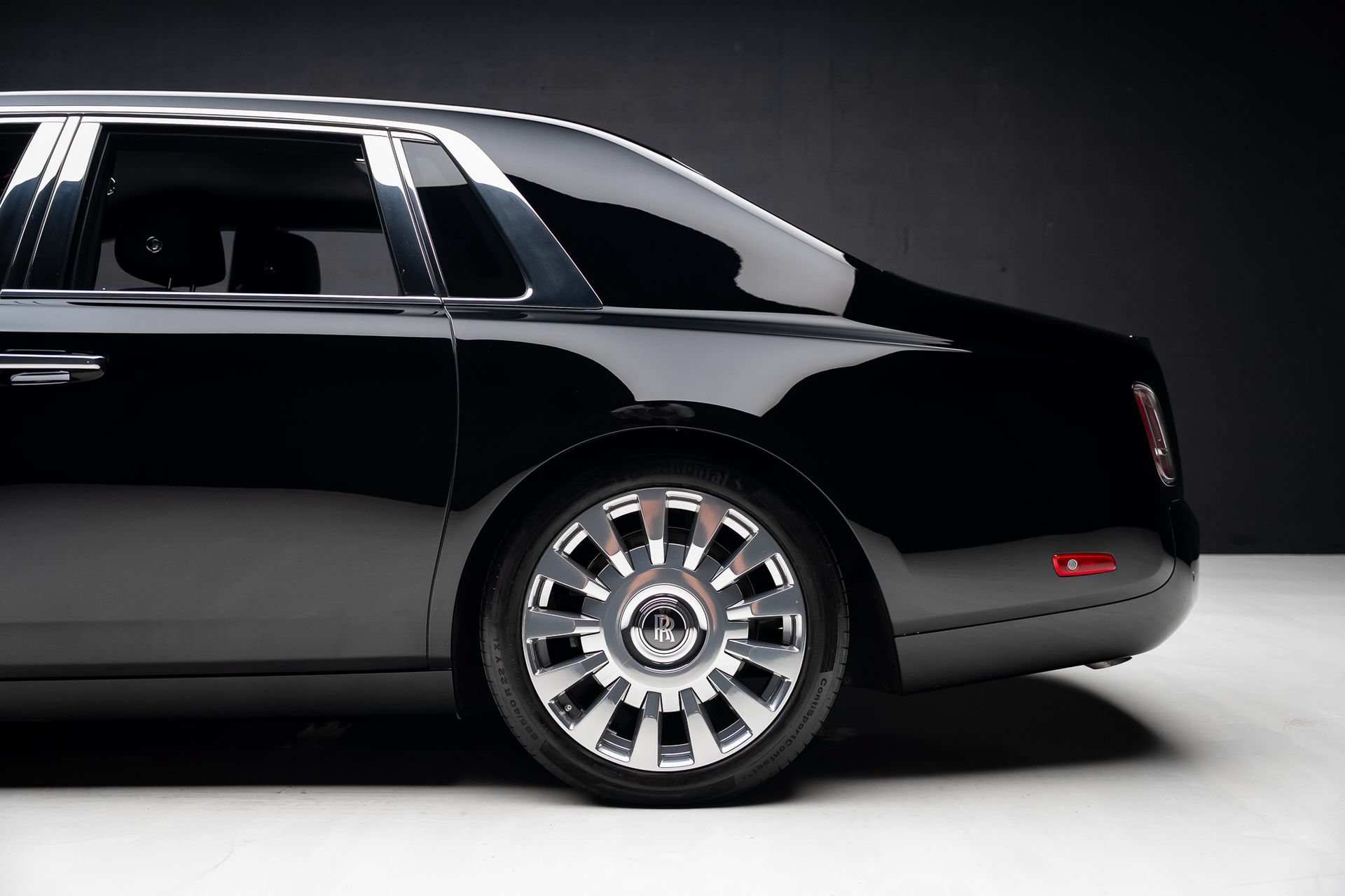 Used 2023 Rolls-Royce Phantom Sedan w/ The Phantom Package RWD image 21