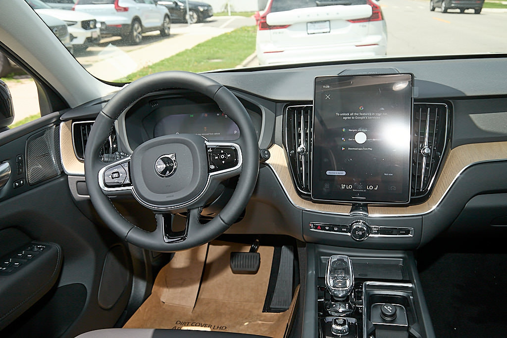 New 2026 Volvo XC60 T8 Plus w/ Climate Package PRO AWD/4WD image 24