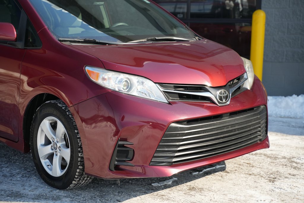 Used 2018 Toyota Sienna LE image 3