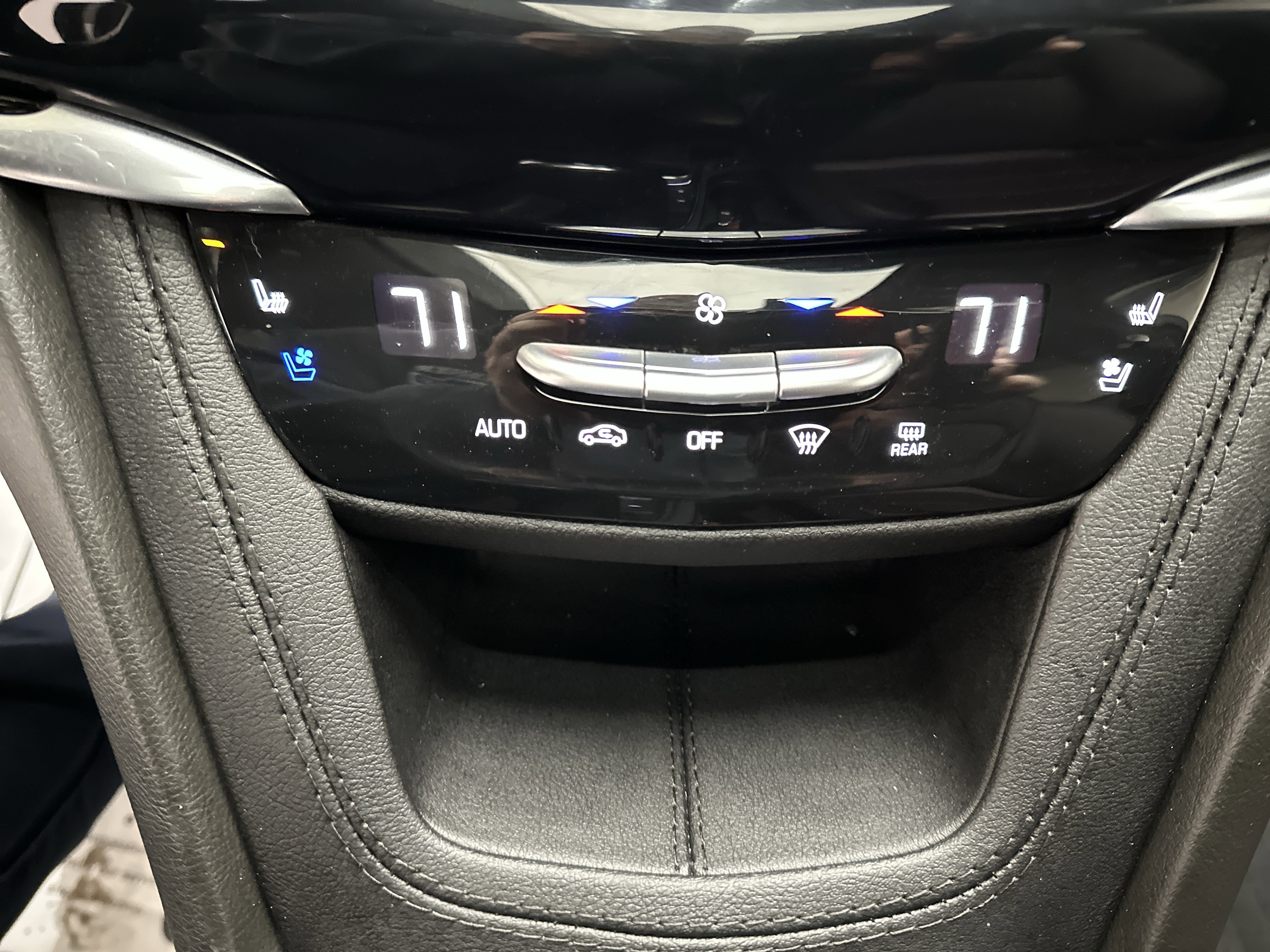 Used 2024 Cadillac XT6 Premium Luxury w/ Technology Package image 38
