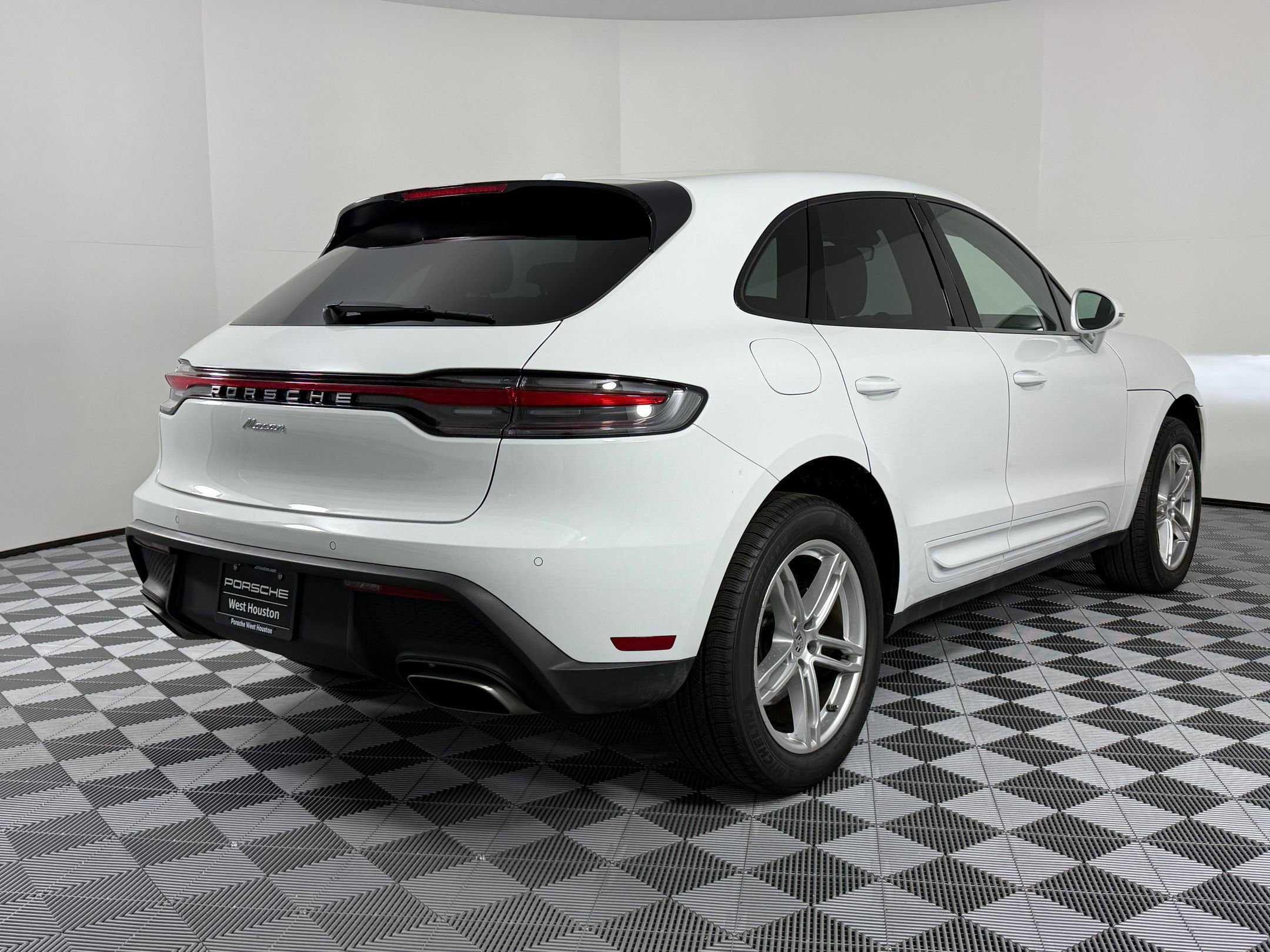 Used 2025 Porsche Macan image 9