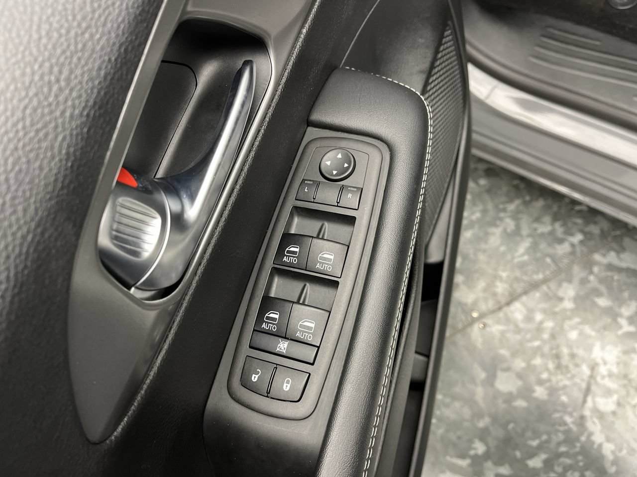Used 2025 Chrysler Pacifica Select FWD image 8