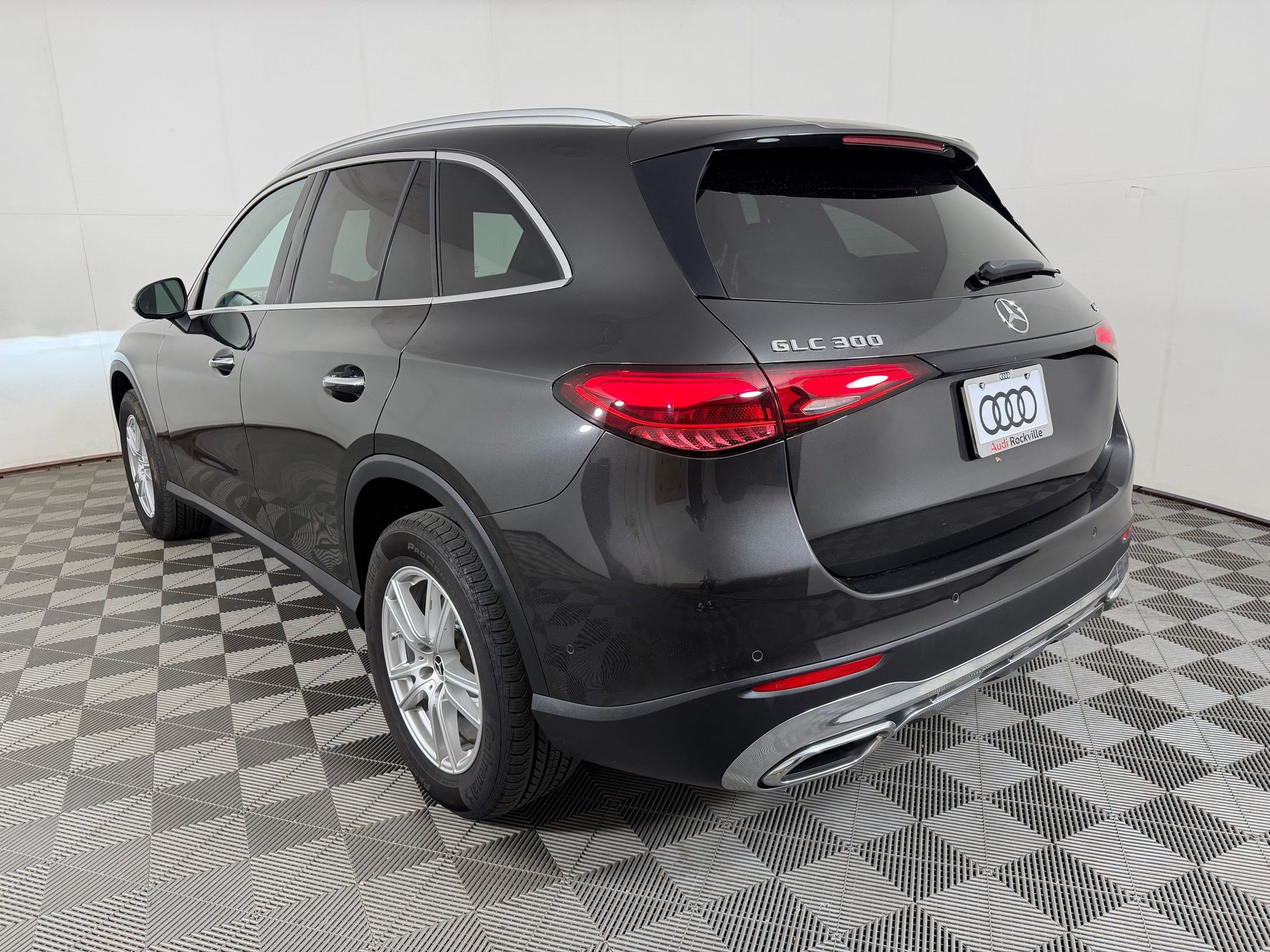 Used 2023 Mercedes-Benz GLC 300 4MATIC image 3