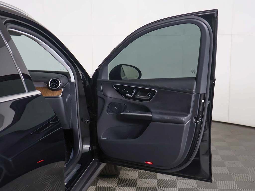Used 2025 Mercedes-Benz GLC 350e 4MATIC image 21