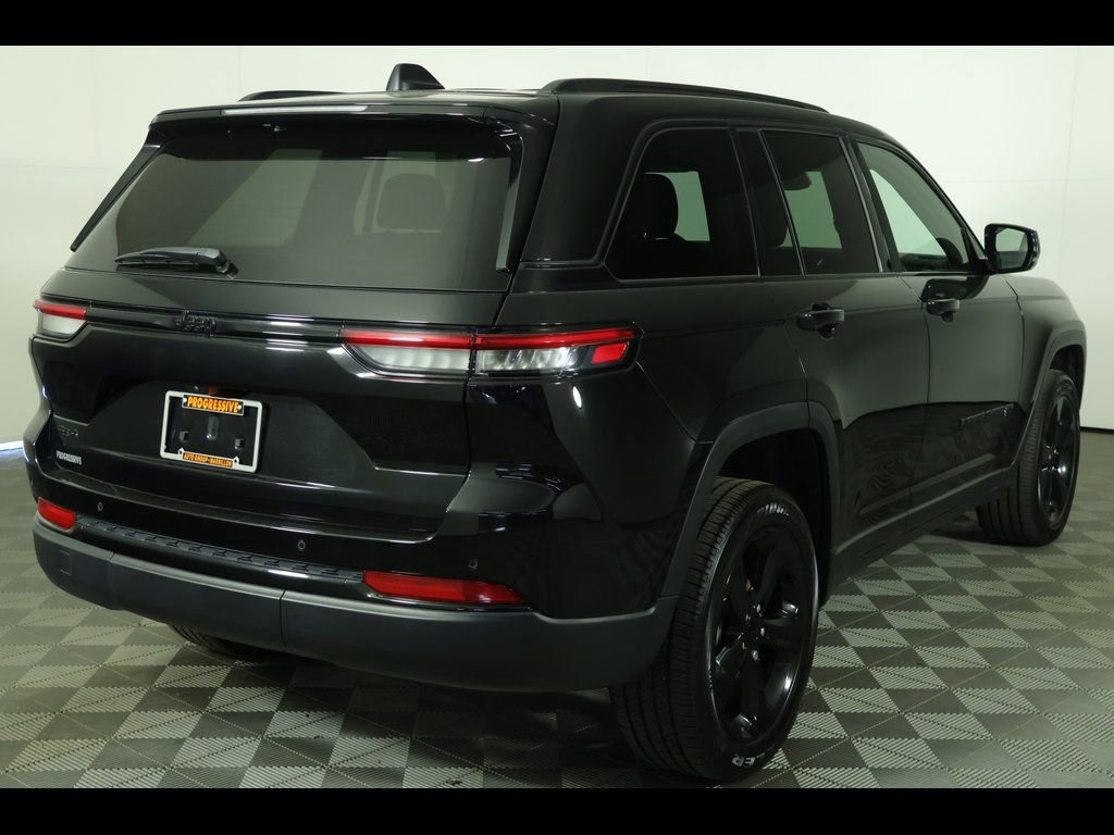 Used 2022 Jeep Grand Cherokee Altitude image 2