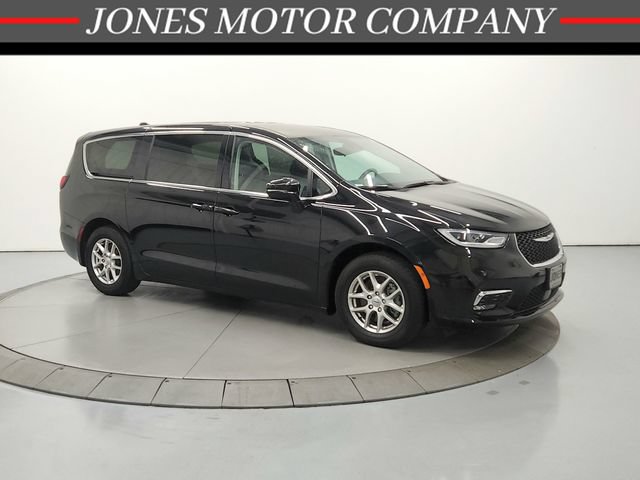 Used 2024 Chrysler Pacifica Touring-L FWD image 1