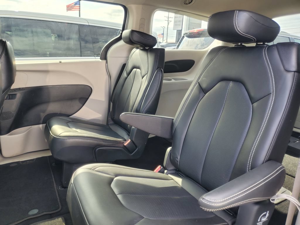 Used 2023 Chrysler Pacifica Touring-L AWD/4WD image 28