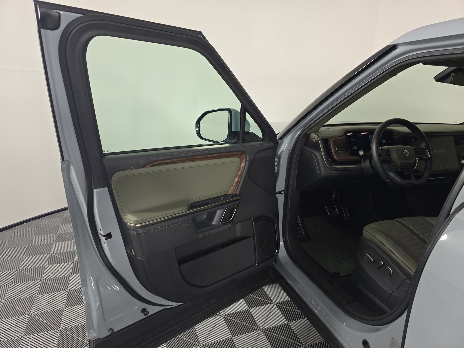 Used 2022 Rivian R1T Adventure image 16