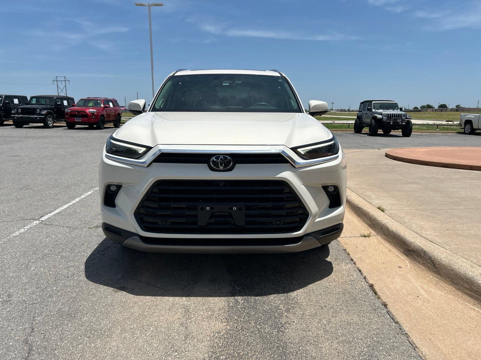 Used 2024 Toyota Grand Highlander FWD video 2
