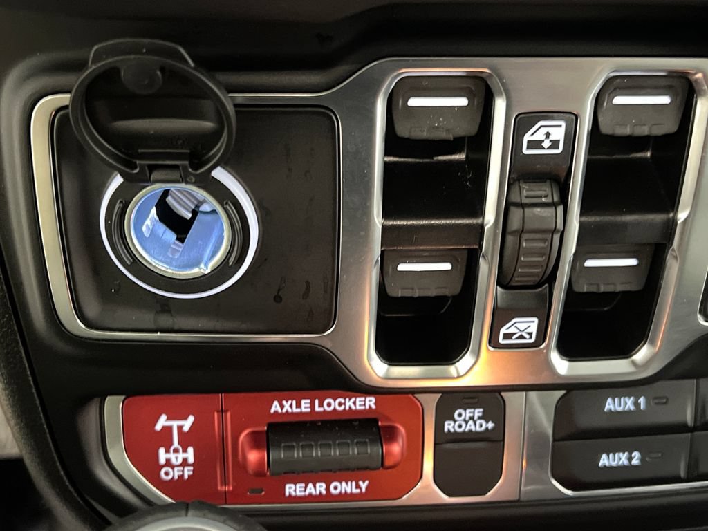 Used 2025 Jeep Gladiator Mojave w/ Convenience Group AWD/4WD image 40